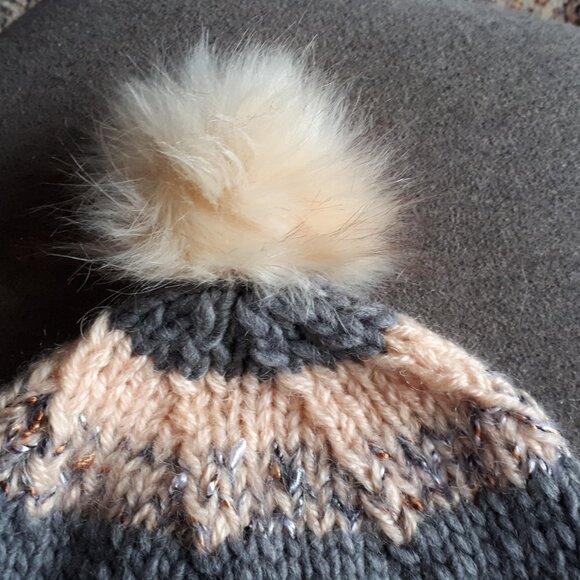 Hand knitted hat - Picture 4 of 4